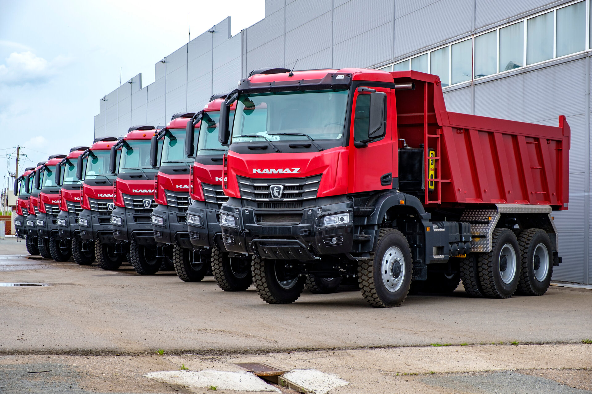 Красные самосвалы КАМАЗ на площадке TrukSale