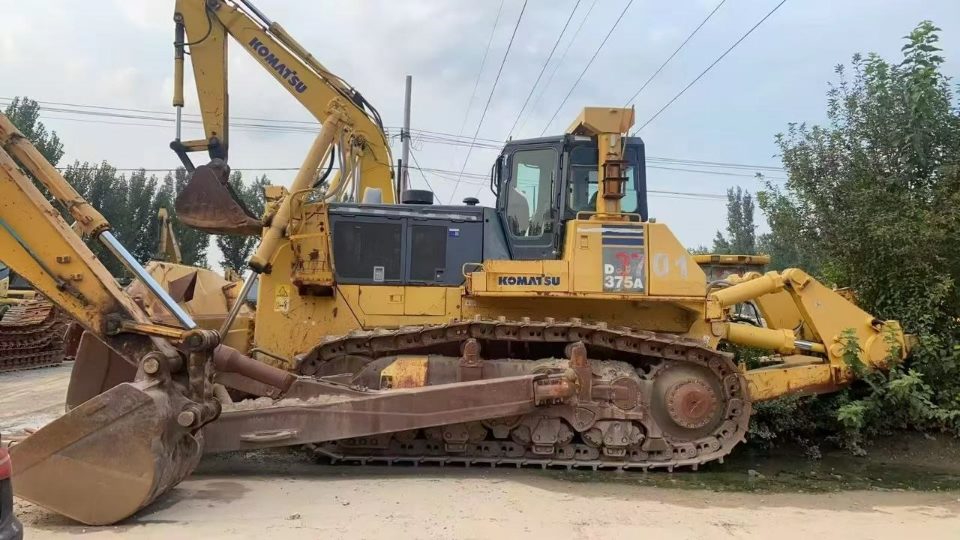 Komatsu D375 · Экскаваторы и погрузчики · 2014 г. · Владивосток - фото